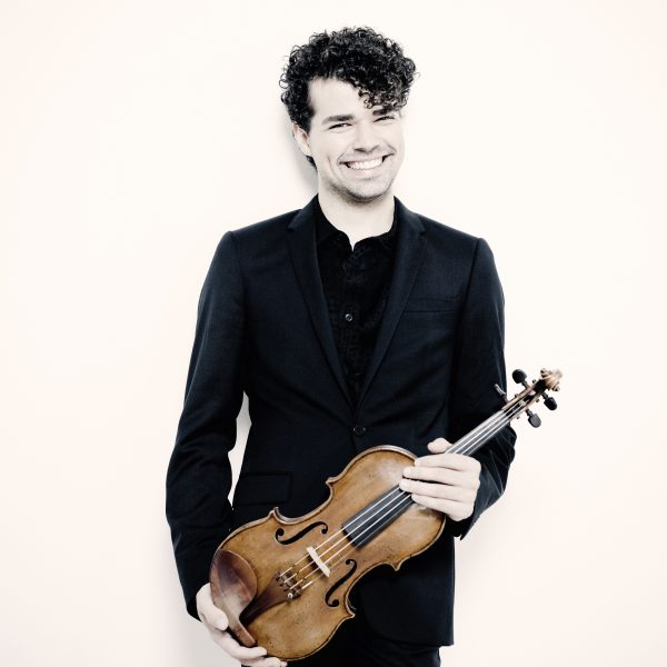 Simon Luethy violine 01 (photo by Marco Borggreve 2023)