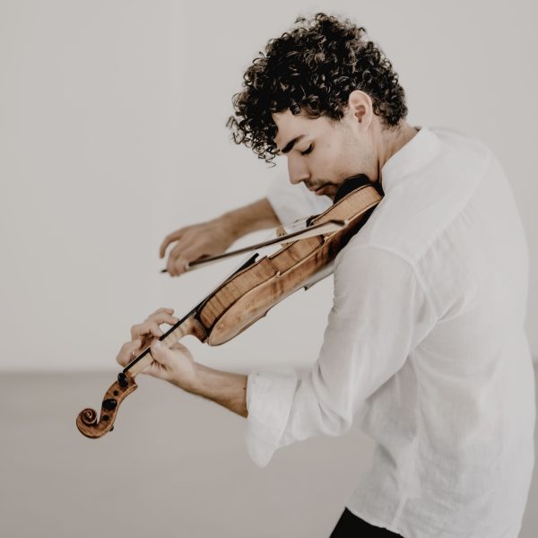 Simon Luethy violine 04 (photo by Marco Borggreve 2023)